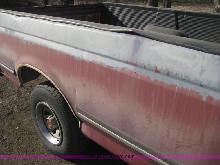 image for item E3219 1990 Ford F150 XLT Lariat pickup truck