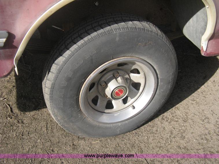 image for item E3219 1990 Ford F150 XLT Lariat pickup truck