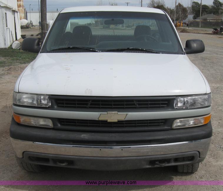 image for item E3239 1999 Chevrolet Silverado 1500 pickup truck