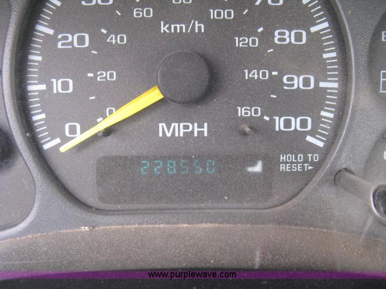 image for item E3239 1999 Chevrolet Silverado 1500 pickup truck