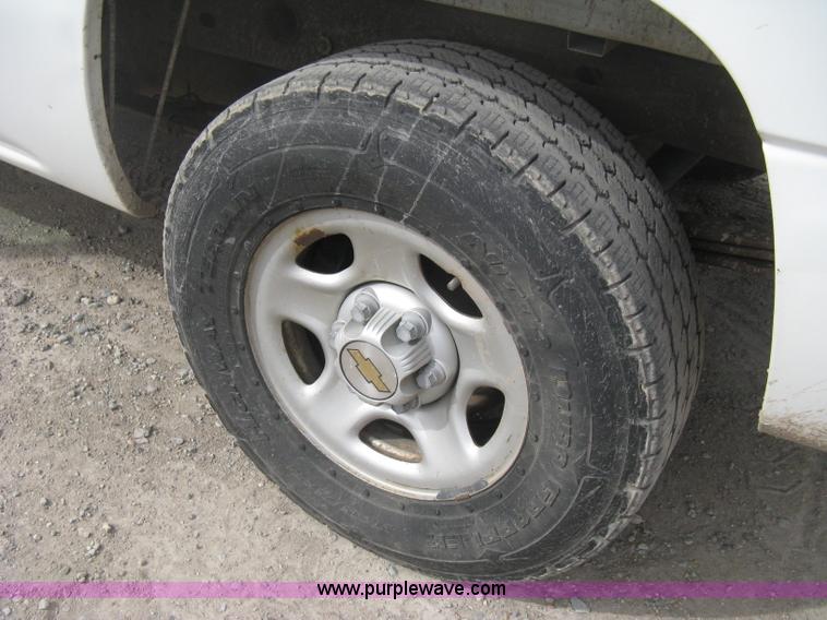 image for item E3239 1999 Chevrolet Silverado 1500 pickup truck