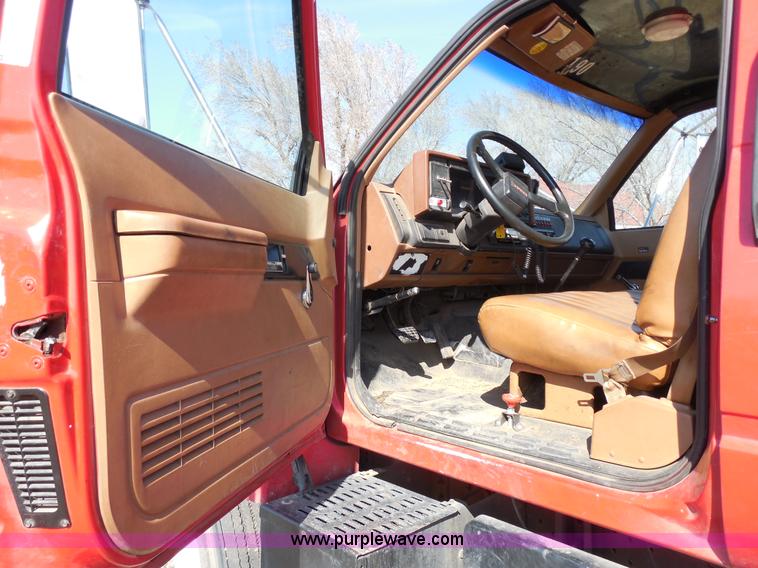 image for item E3352 1992 GMC TopKick water tender truck