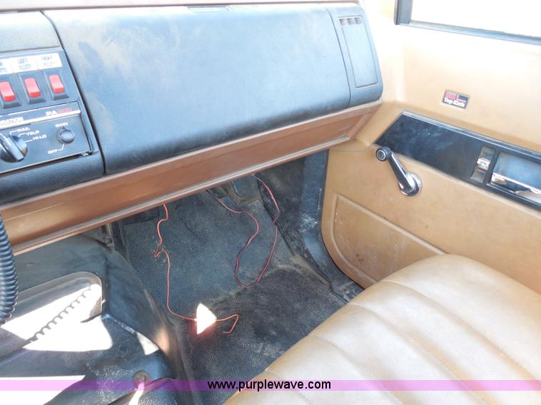 image for item E3352 1992 GMC TopKick water tender truck