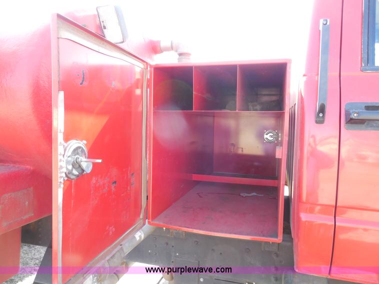 image for item E3352 1992 GMC TopKick water tender truck