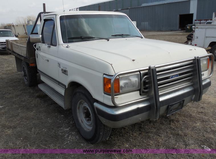 image for item E3367 1991 Ford F250 XLT Lariat flatbed truck