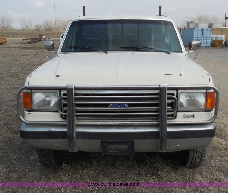 image for item E3367 1991 Ford F250 XLT Lariat flatbed truck