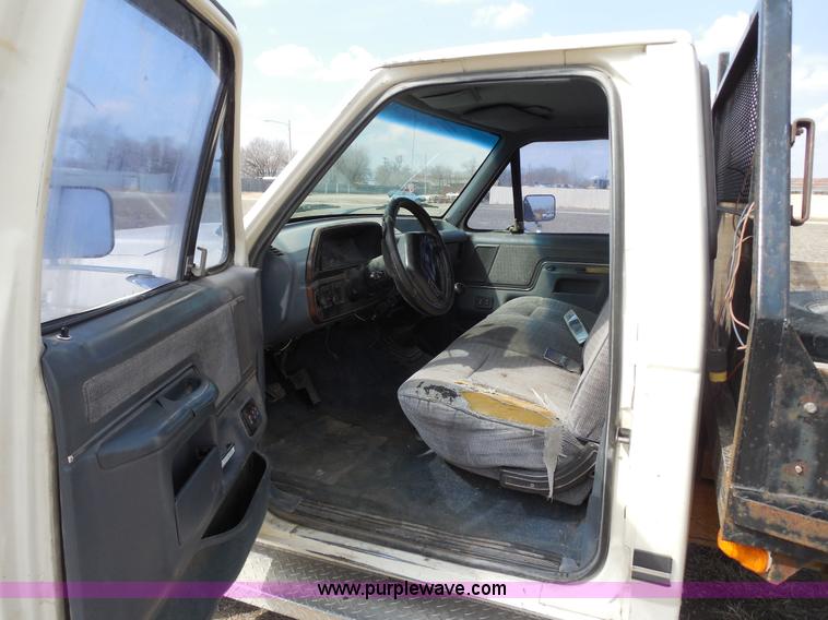image for item E3367 1991 Ford F250 XLT Lariat flatbed truck
