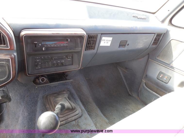 image for item E3367 1991 Ford F250 XLT Lariat flatbed truck