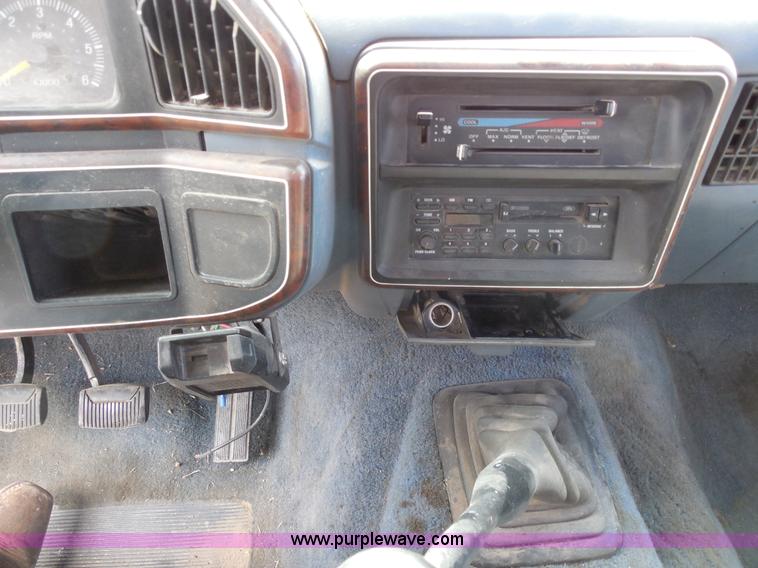 image for item E3367 1991 Ford F250 XLT Lariat flatbed truck