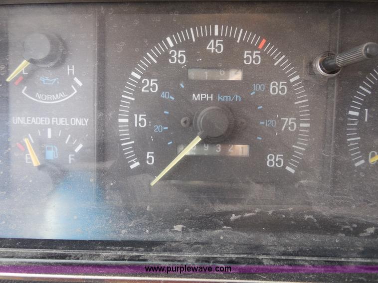 image for item E3367 1991 Ford F250 XLT Lariat flatbed truck