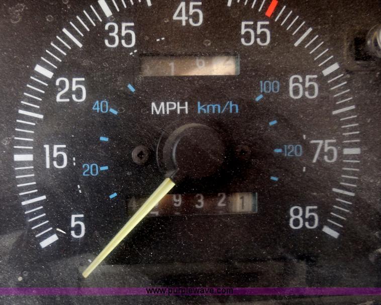 image for item E3367 1991 Ford F250 XLT Lariat flatbed truck