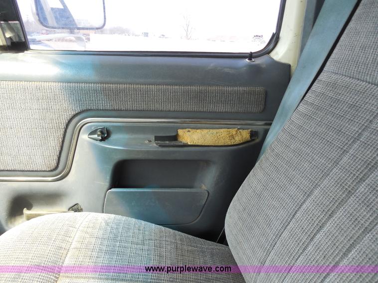 image for item E3367 1991 Ford F250 XLT Lariat flatbed truck