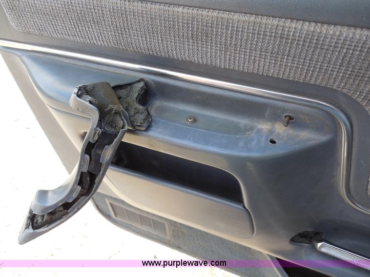 image for item E3367 1991 Ford F250 XLT Lariat flatbed truck