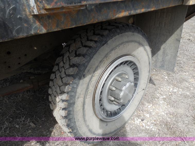 image for item E3367 1991 Ford F250 XLT Lariat flatbed truck