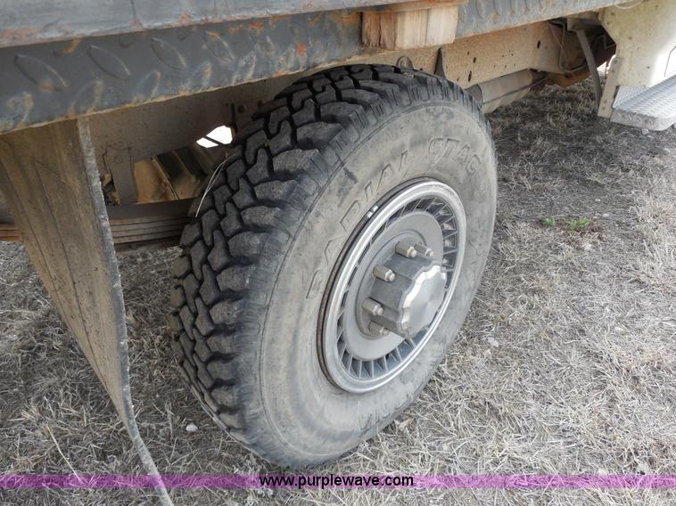 image for item E3367 1991 Ford F250 XLT Lariat flatbed truck