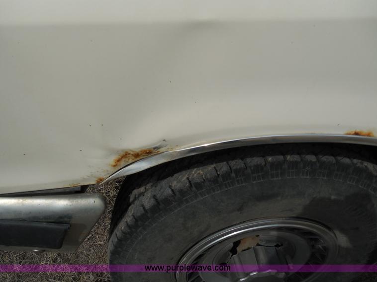 image for item E3367 1991 Ford F250 XLT Lariat flatbed truck