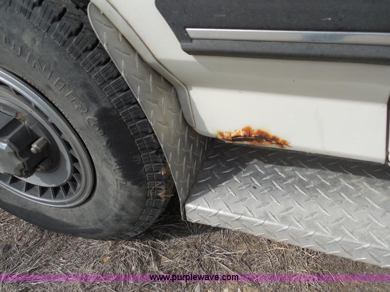 image for item E3367 1991 Ford F250 XLT Lariat flatbed truck