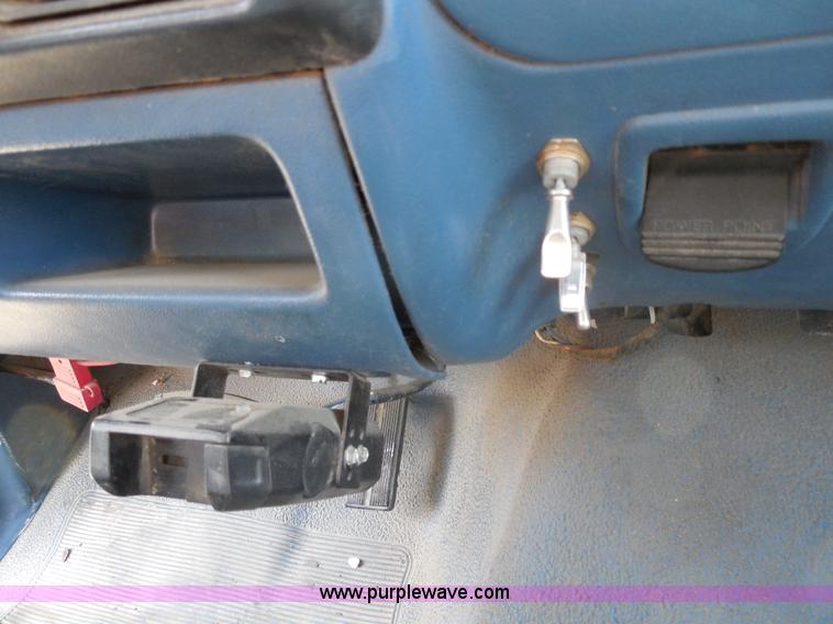 image for item E3368 1995 Ford F350 XL utility truck