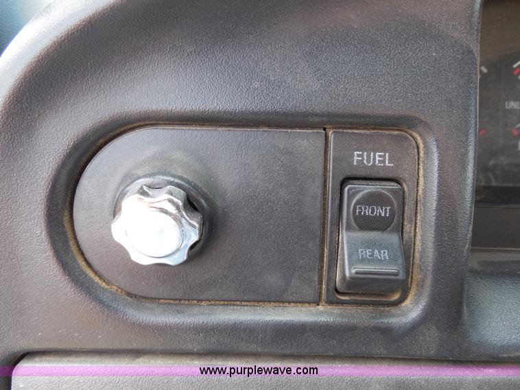 image for item E3368 1995 Ford F350 XL utility truck