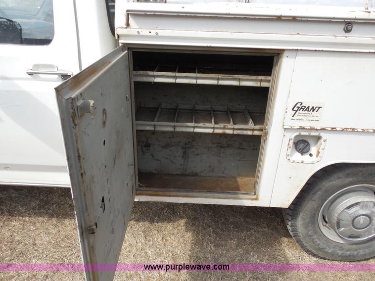 image for item E3368 1995 Ford F350 XL utility truck