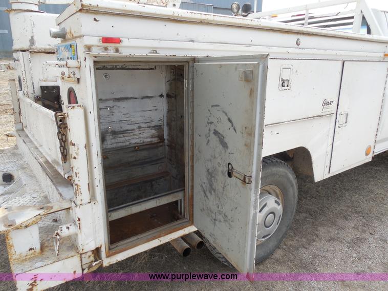 image for item E3368 1995 Ford F350 XL utility truck