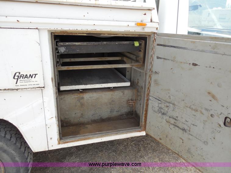 image for item E3368 1995 Ford F350 XL utility truck