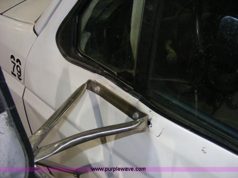 image for item E3368 1995 Ford F350 XL utility truck