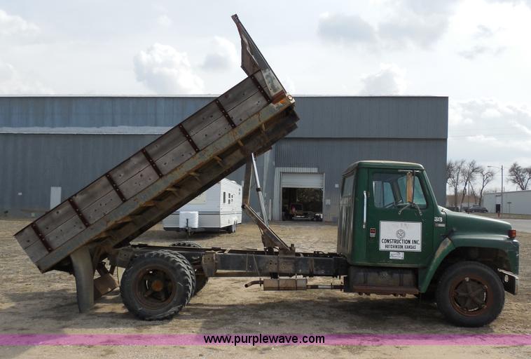 image for item E3370 1979 International 1624 dump truck