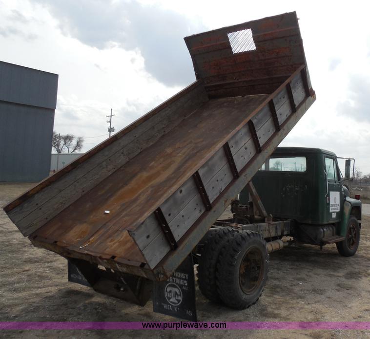image for item E3370 1979 International 1624 dump truck