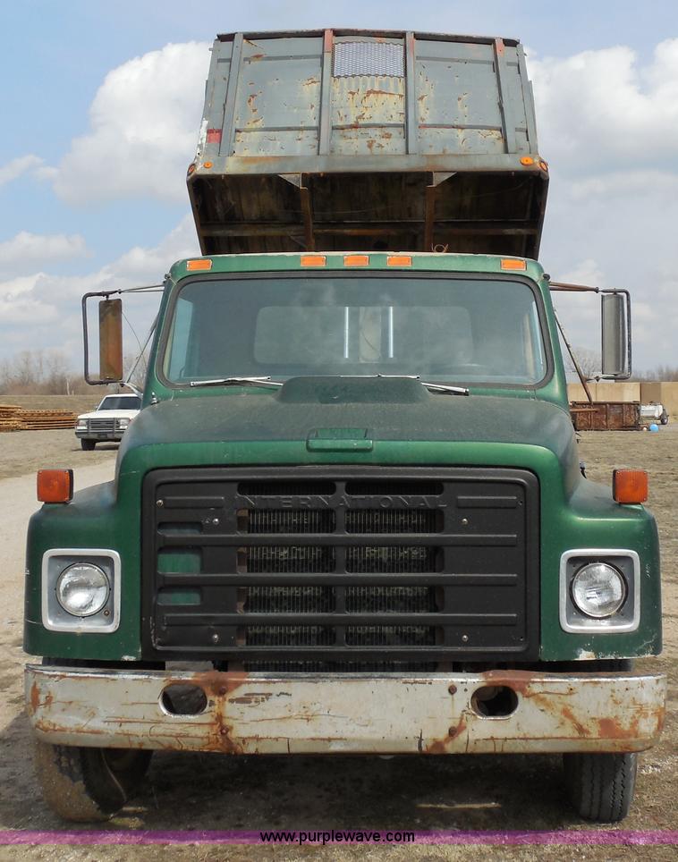 image for item E3370 1979 International 1624 dump truck