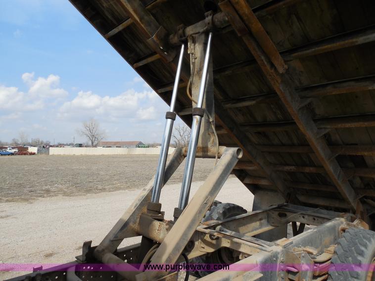 image for item E3370 1979 International 1624 dump truck