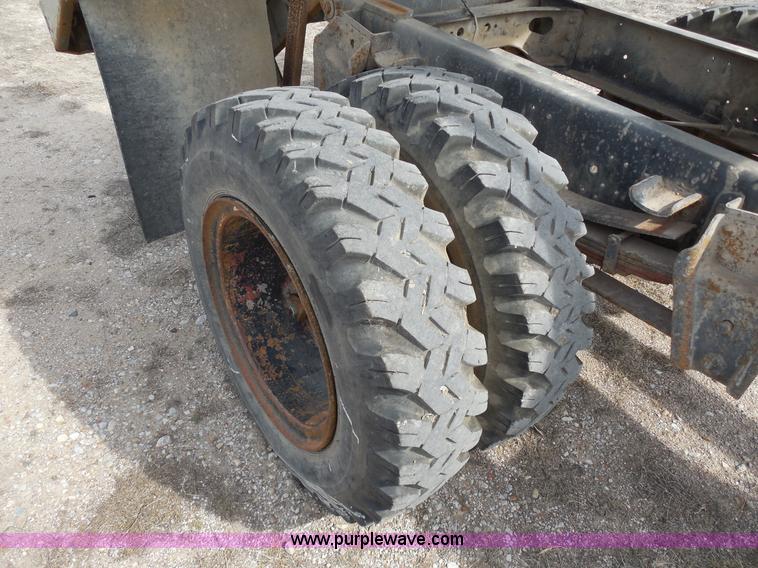 image for item E3370 1979 International 1624 dump truck