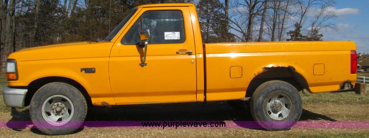 image for item E3816 1994 Ford F150 XL pickup truck