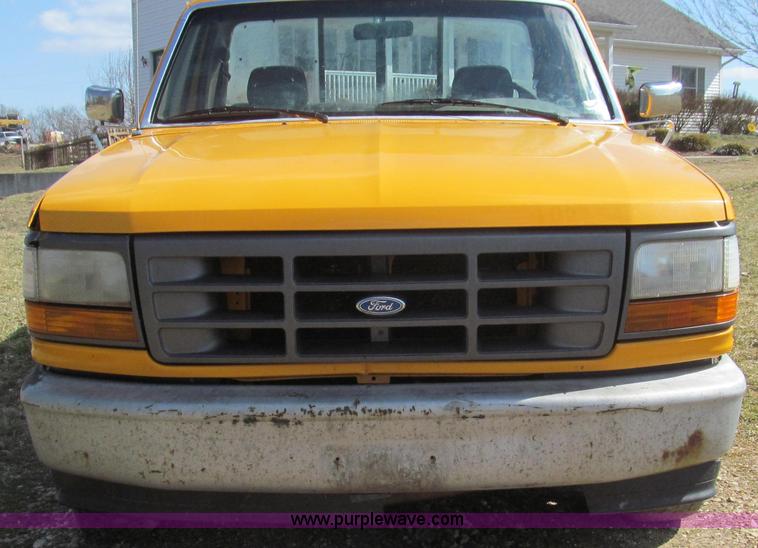 image for item E3816 1994 Ford F150 XL pickup truck