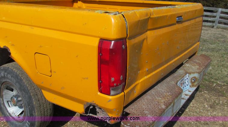 image for item E3816 1994 Ford F150 XL pickup truck