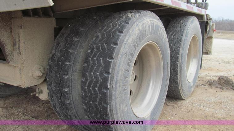 image for item E3828 2002 Ledwell Dragchain trailer