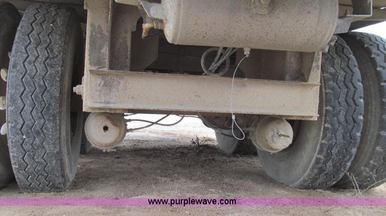 image for item E3828 2002 Ledwell Dragchain trailer