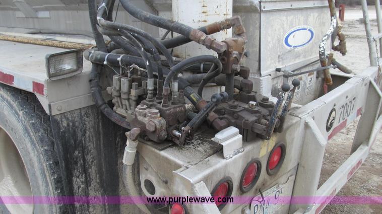 image for item E3828 2002 Ledwell Dragchain trailer