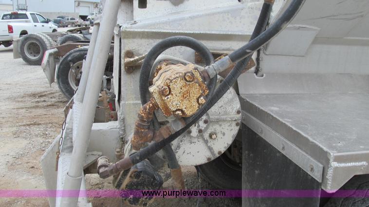 image for item E3828 2002 Ledwell Dragchain trailer