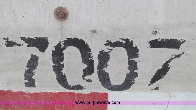 image for item E3828 2002 Ledwell Dragchain trailer