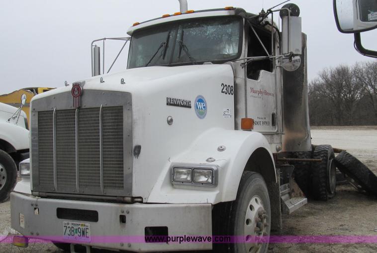 image for item E3829 2006 Kenworth T800 semi truck