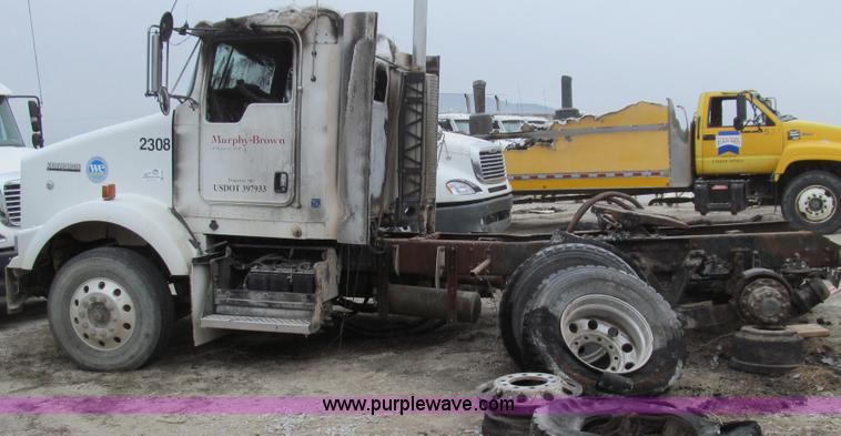 image for item E3829 2006 Kenworth T800 semi truck