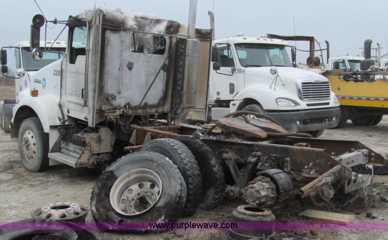 image for item E3829 2006 Kenworth T800 semi truck