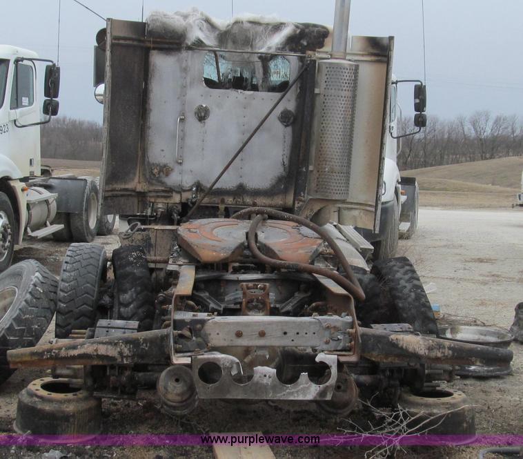 image for item E3829 2006 Kenworth T800 semi truck