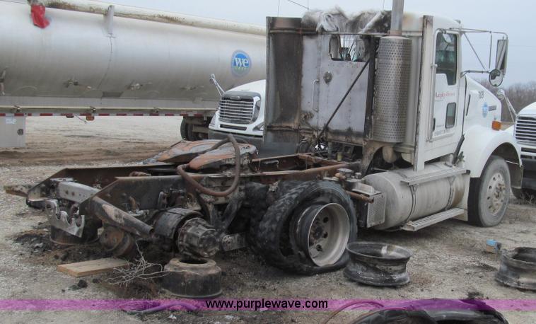 image for item E3829 2006 Kenworth T800 semi truck