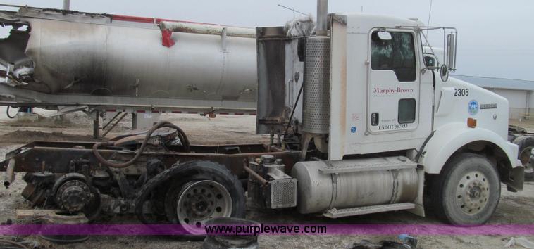 image for item E3829 2006 Kenworth T800 semi truck