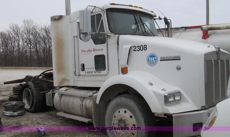 image for item E3829 2006 Kenworth T800 semi truck