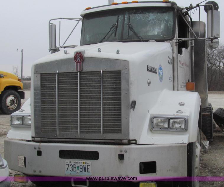 image for item E3829 2006 Kenworth T800 semi truck
