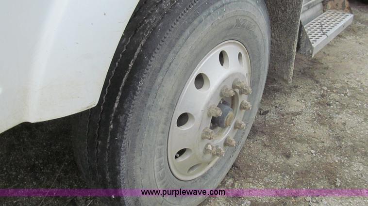 image for item E3829 2006 Kenworth T800 semi truck