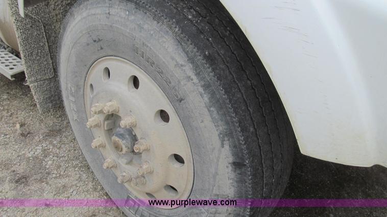 image for item E3829 2006 Kenworth T800 semi truck